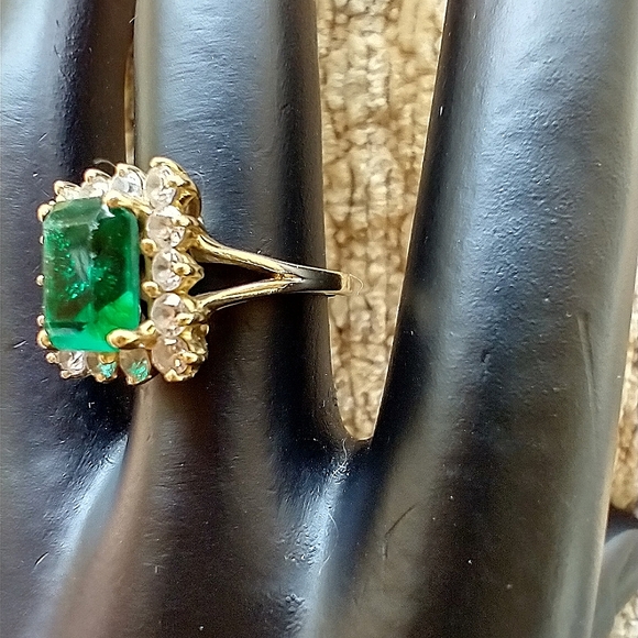 Gold Ring 14k Solid Gold/14 CZ stones surrounding Emerald Lab Created Ctr Stone - Picture 7 of 16